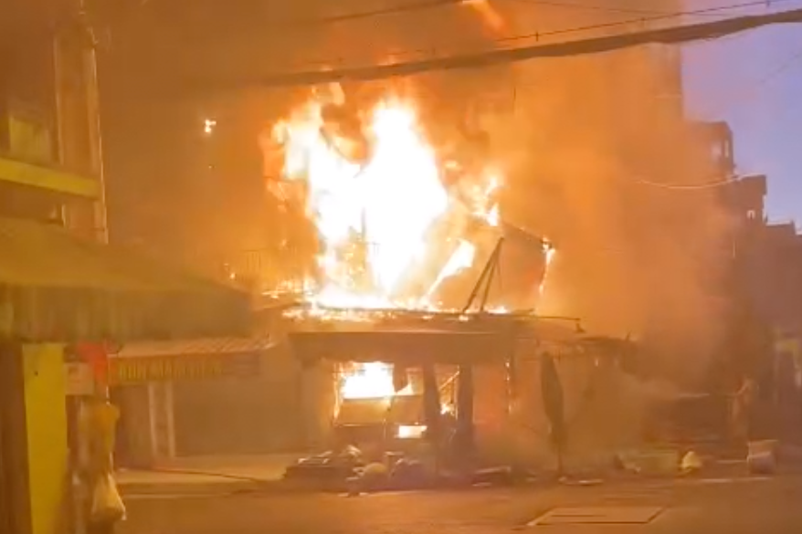 Lửa bao trùm các ki ốt. Ảnh cắt từ clip.