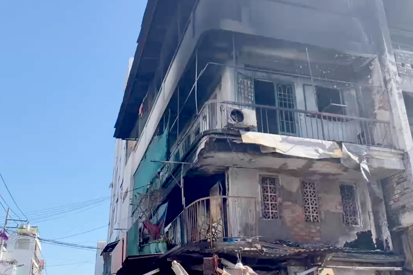 Tường nhà bị ám khói đen do ảnh hưởng từ vụ cháy.