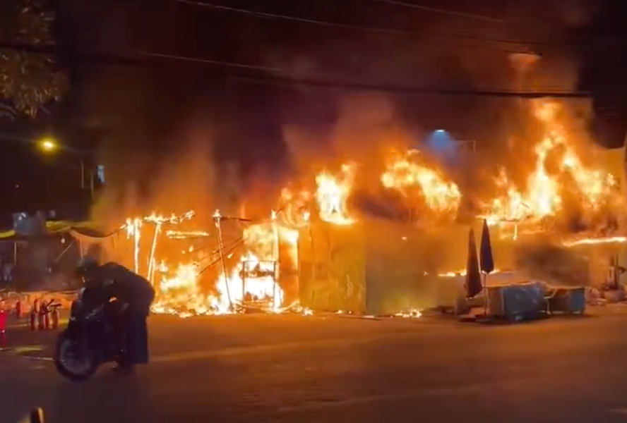 Ngọn lửa bao trùm chợ Thanh Đa. Ảnh: C.A. Ngọn lửa bao trùm chợ Thanh Đa. Ảnh: C.A.