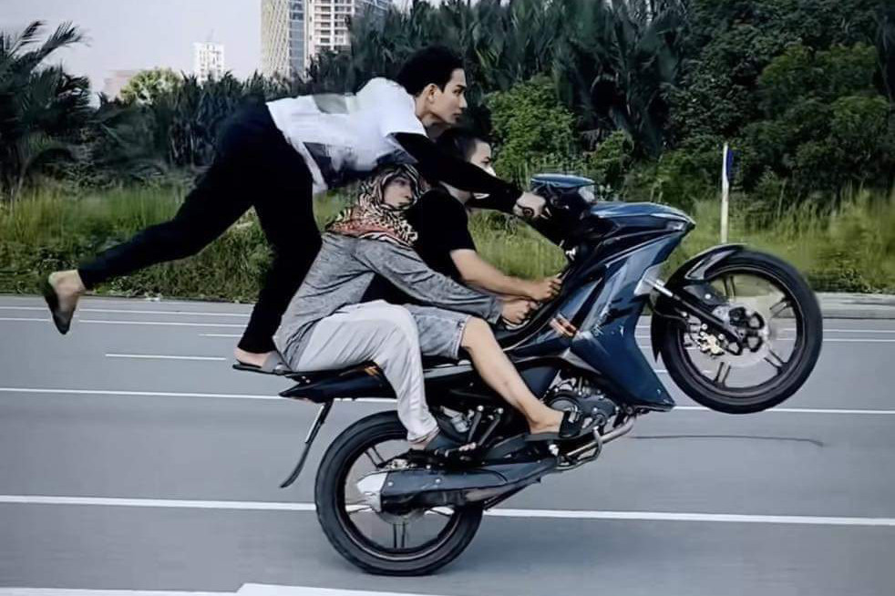 Nhóm của Cường điều khiển xe máy chở 3 và bốc đầu xe máy. Ảnh mạng xã hội.