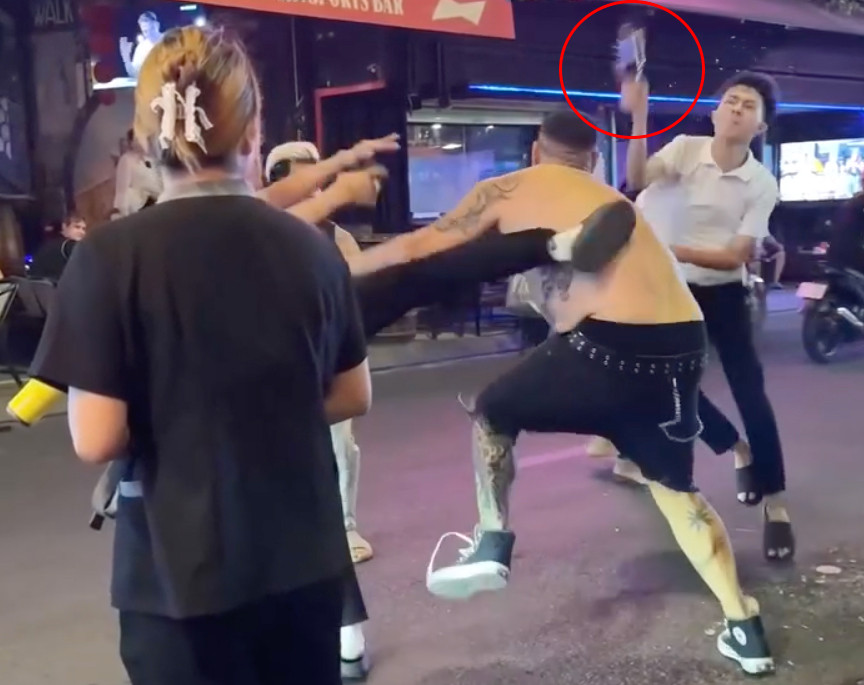 Nam thanh niên cầm chai bia tấn công người đàn ông. Ảnh cắt từ clip.