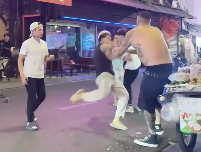 Nhóm thanh niên xông vào đánh người đàn ông nước ngoài. Ảnh cắt từ clip.