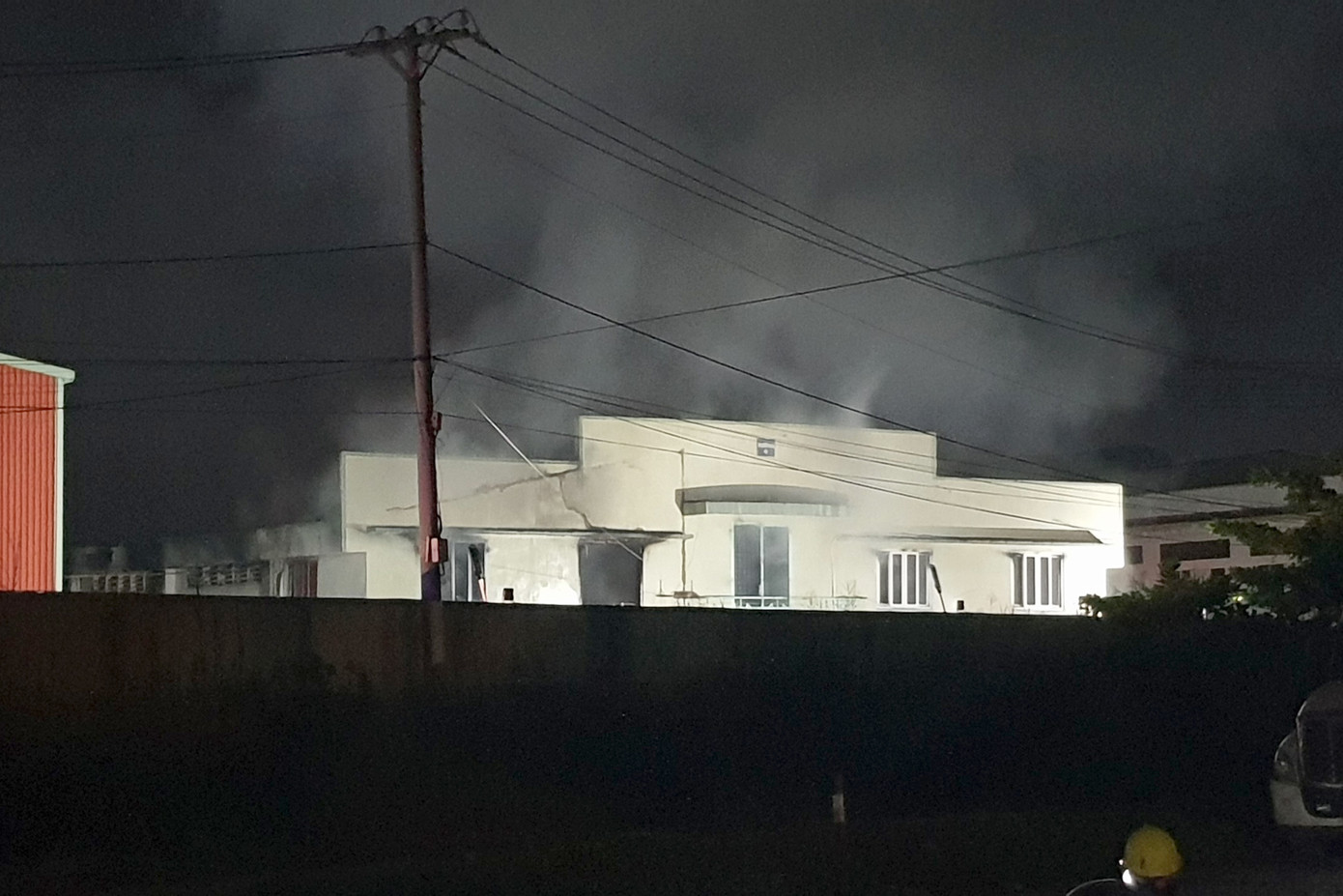 Khói bốc ra từ vụ cháy (Ảnh: Hoàng Thuận). Khói bốc ra từ vụ cháy (Ảnh: Hoàng Thuận).