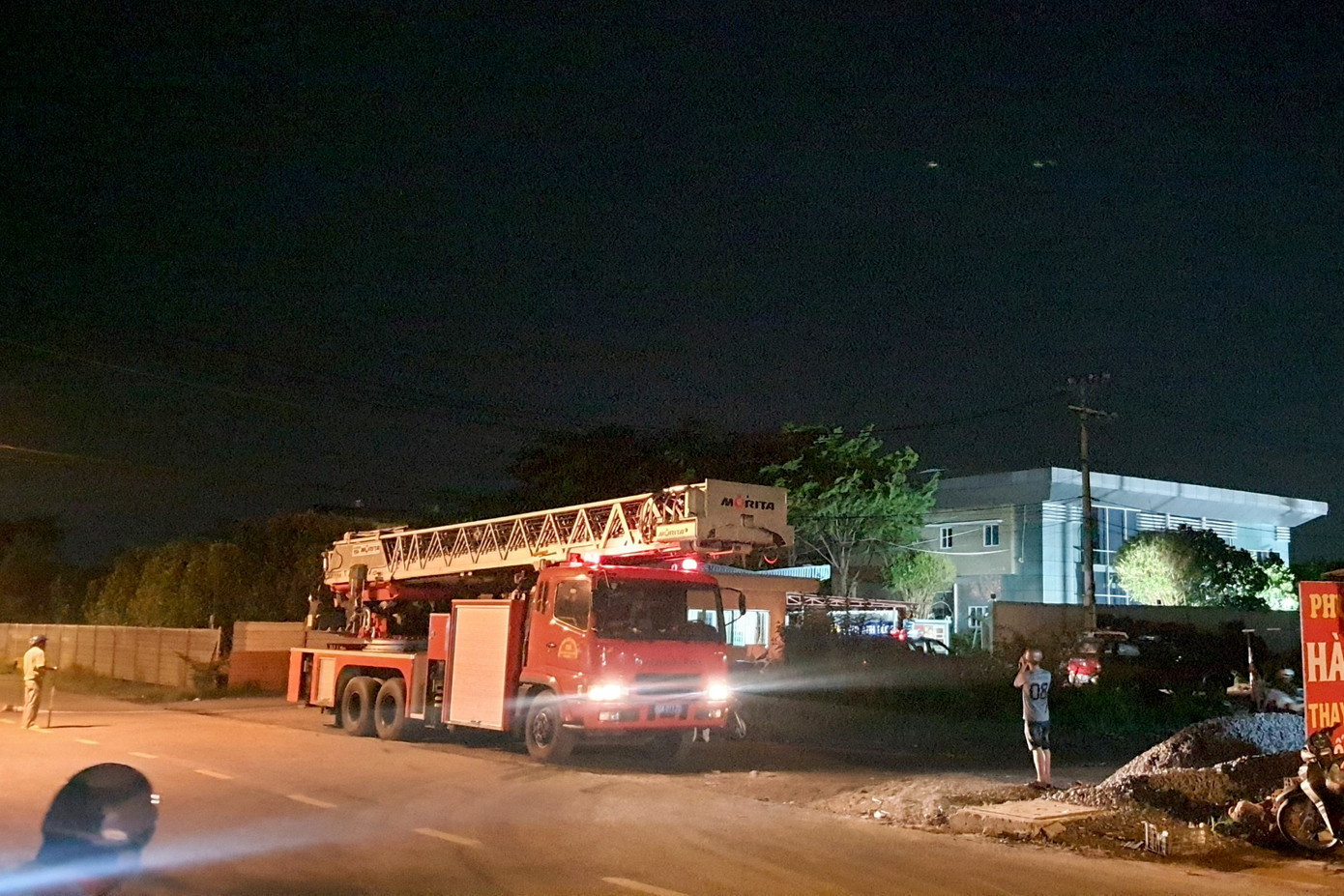 Xe chữa cháy có mặt tại hiện trường (Ảnh: Hoàng Thuận). Xe chữa cháy có mặt tại hiện trường (Ảnh: Hoàng Thuận).