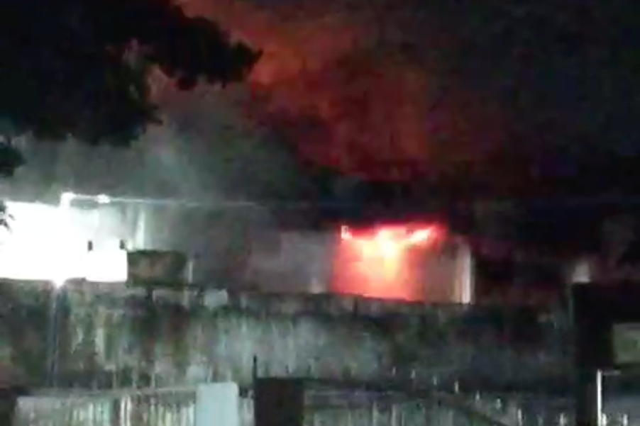 Lửa đỏ rực bên trong cơ sở mút xốp (Ảnh: Người dân cung cấp). Lửa đỏ rực bên trong cơ sở mút xốp (Ảnh: Người dân cung cấp).