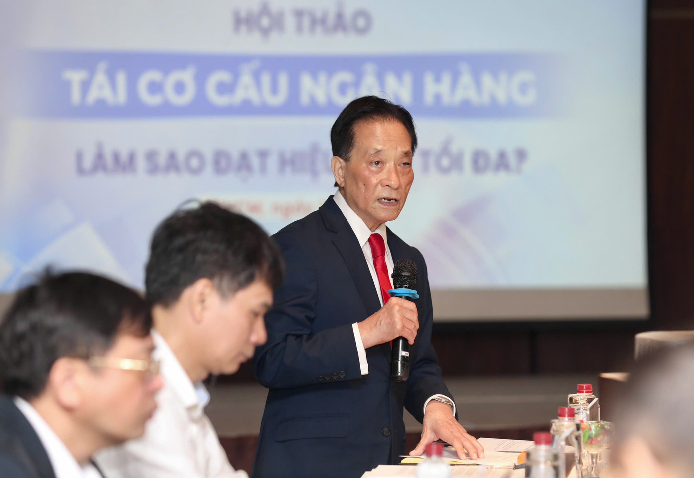 Tiến sĩ Nguyễn Trí Hiếu chia sẻ về thương vụ tái cơ cấu thất bại trong lịch sử ngành ngân hàng tại hội thảo.