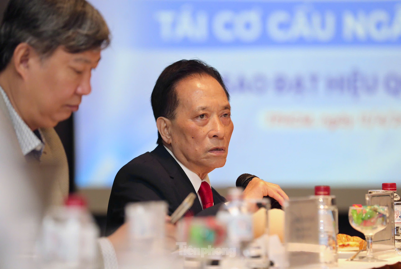 Tiến sĩ Hiếu đánh giá cao vai trò thanh tra của công ty bảo hiểm trong việc tái cơ cấu ngân hàng. Ảnh: Duy Anh. Tiến sĩ Hiếu đánh giá cao vai trò thanh tra của công ty bảo hiểm trong việc tái cơ cấu ngân hàng. Ảnh: Duy Anh.