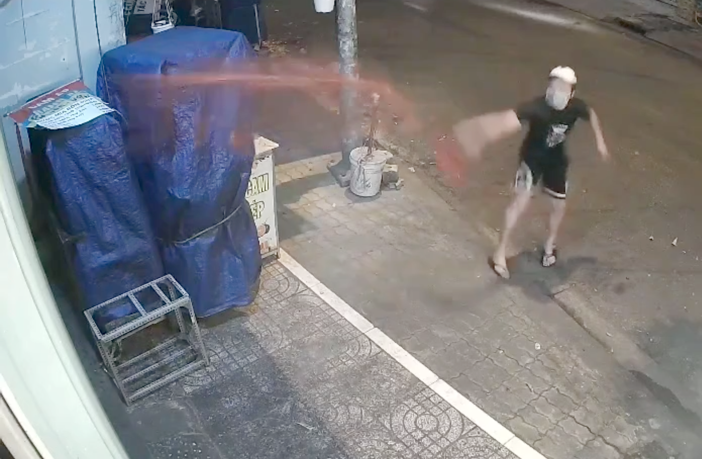 Camera ghi lại cảnh Dân tạt sơn vào nhà anh T. (Ảnh cắt từ clip).