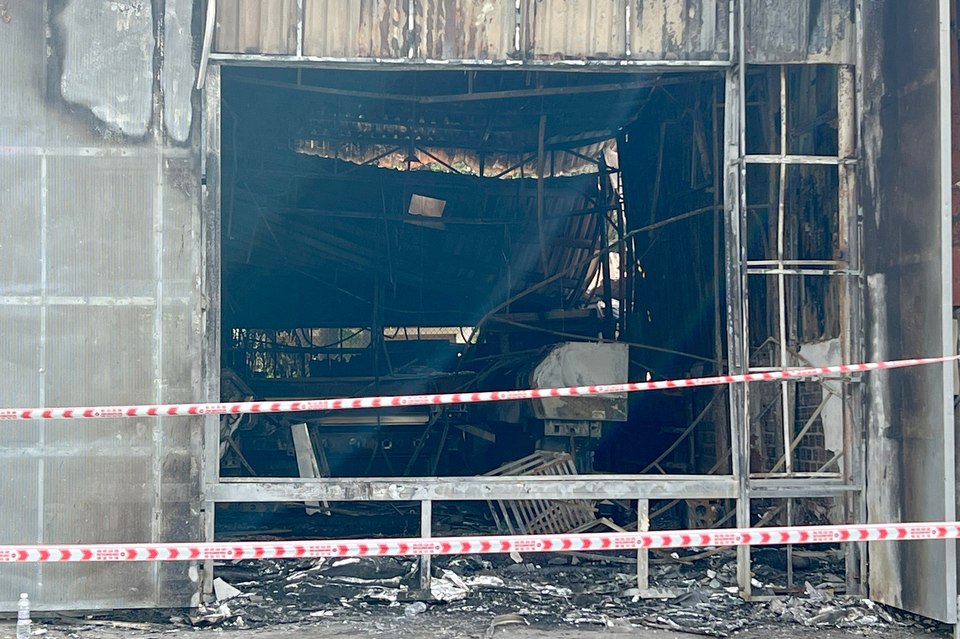 Xưởng làm bảng quảng cáo bị cháy lan. Xưởng làm bảng quảng cáo bị cháy lan.