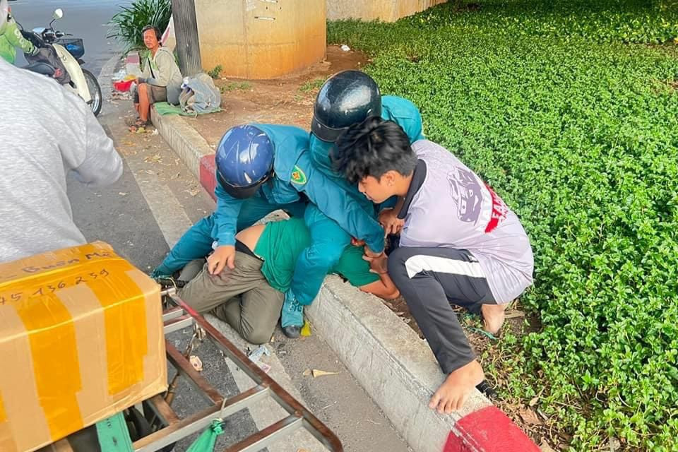 Nhóm dân quân tự vệ và người dân khống chế nghi phạm dưới gầm cầu vượt Nguyễn Tri Phương. Ảnh: M.A.