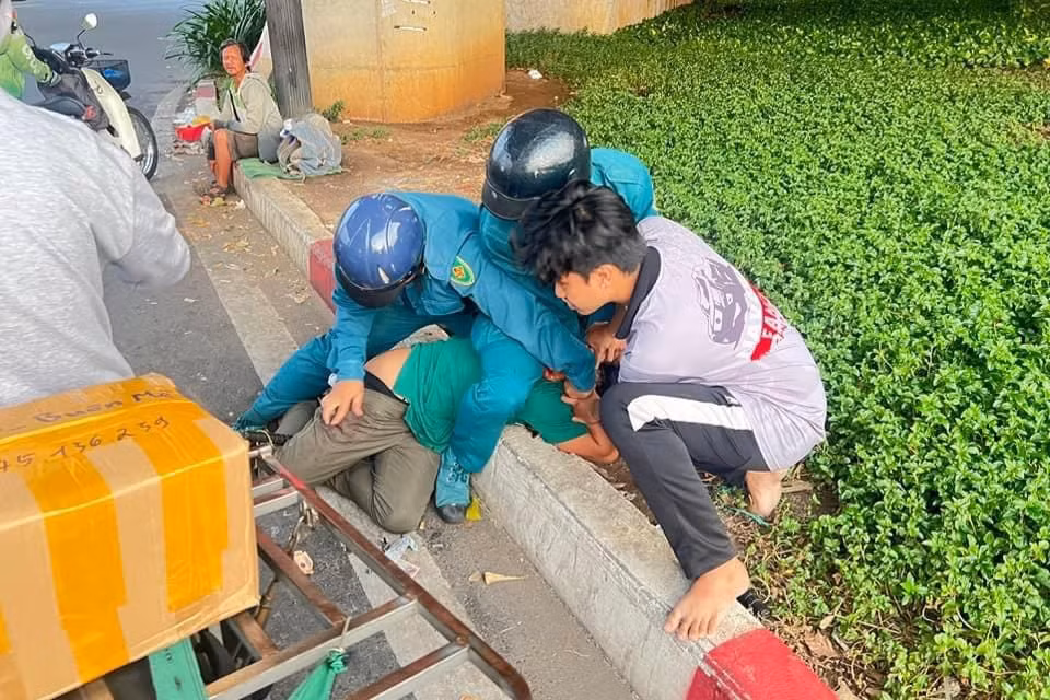 Nhóm dân quân tự vệ và người dân khống chế nghi phạm dưới gầm cầu vượt Nguyễn Tri Phương. Ảnh: M.A. Nhóm dân quân tự vệ và người dân khống chế nghi phạm dưới gầm cầu vượt Nguyễn Tri Phương. Ảnh: M.A.