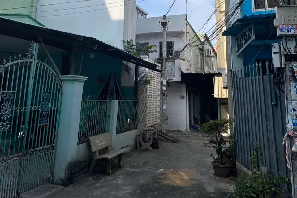 Con hẻm dẫn vào ngôi nhà xảy ra vụ việc. Ảnh: M.A. Con hẻm dẫn vào ngôi nhà xảy ra vụ việc. Ảnh: M.A.