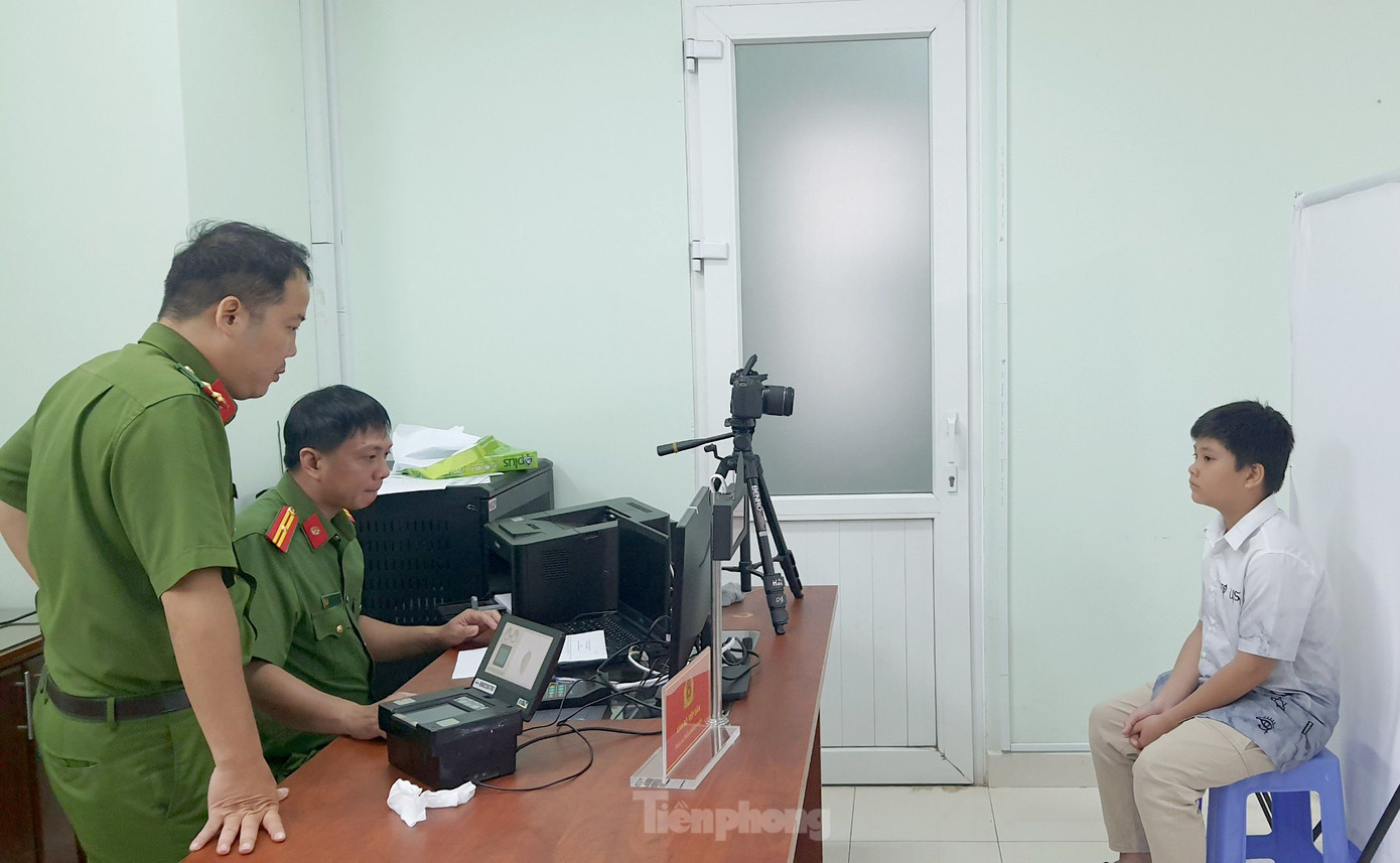 Con trai của anh Bảo được cán bộ PC06 chụp hình để làm thẻ căn cước. Ảnh: Hoàng Thuận.