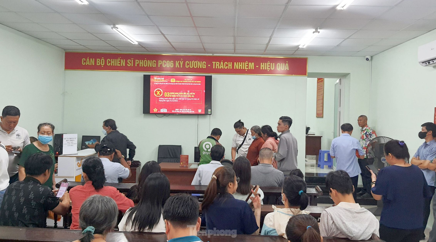 Đối với CCCD còn hiệu lực thì người dân vẫn sử dụng bình thường. Ảnh: Hoàng Thuận.