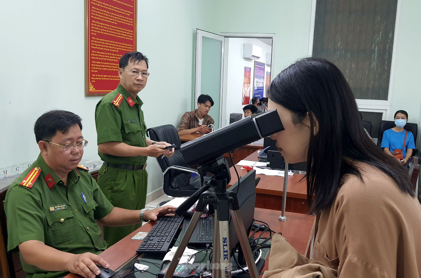 Một trường hợp làm thẻ căn cước được thu thập mống mắt. Ảnh: Hoàng Thuận.