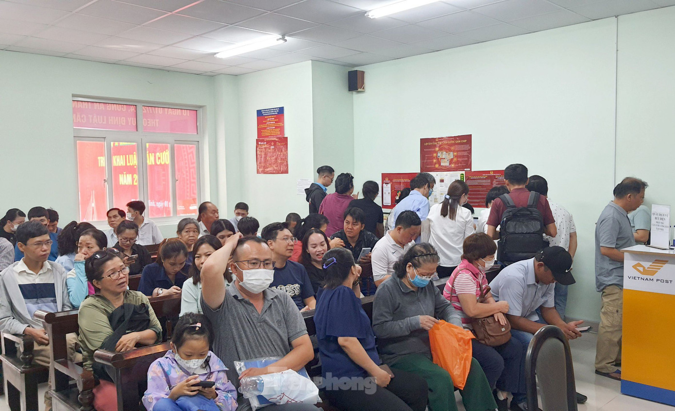 Rất đông người dân có mặt từ sớm tại PC06 để làm hồ sơ thẻ căn cước. Ảnh: Hoàng Thuận.