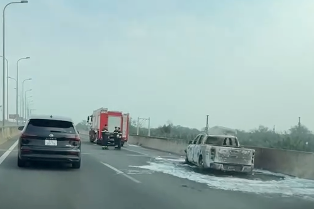 Hiện trường vụ cháy xe bán tải. Ảnh: A.X. Hiện trường vụ cháy xe bán tải. Ảnh: A.X.