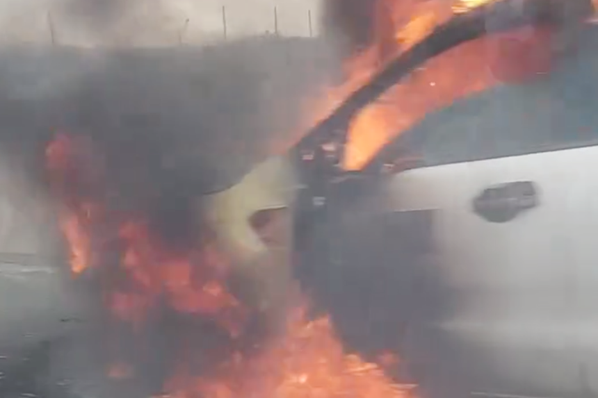 Xe bán tải cháy trên cao tốc TPHCM - Long Thành - Dầu Giây. Ảnh. A.X. Xe bán tải cháy trên cao tốc TPHCM - Long Thành - Dầu Giây. Ảnh. A.X.