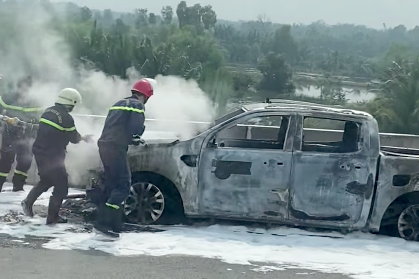 Lính cứu hỏa dập lửa. Ảnh: A.X. Lính cứu hỏa dập lửa. Ảnh: A.X.