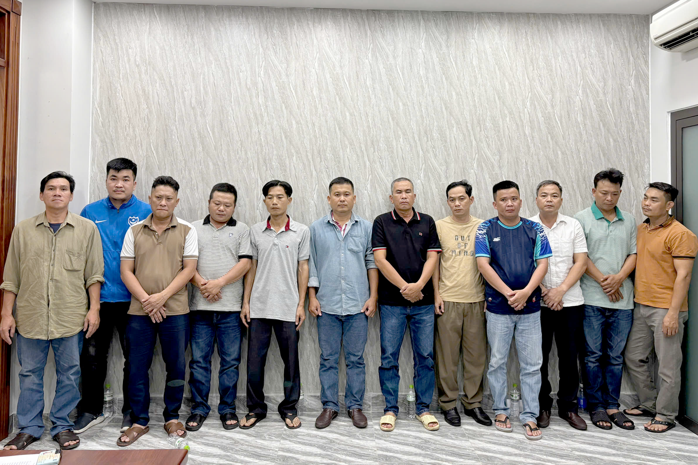 Nguyễn Giang Sơn (thứ 3 từ phải qua) cùng các đồng phạm tại cơ quan công an. Ảnh: C.A.