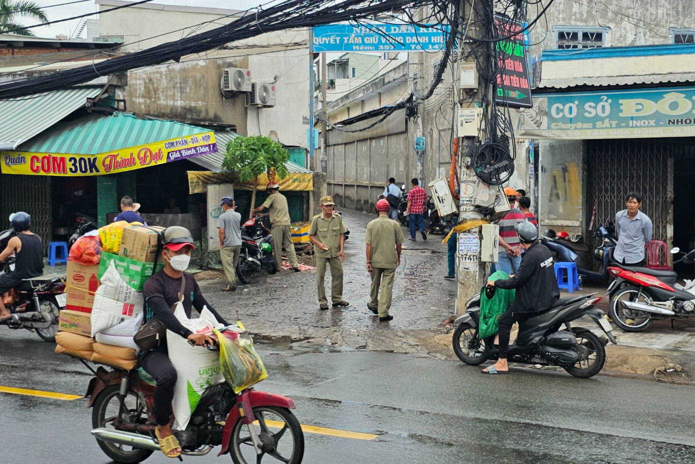 Con hẻm dẫn vào phòng trọ xảy ra cháy được lực lượng chức năng phong tỏa. Con hẻm dẫn vào phòng trọ xảy ra cháy được lực lượng chức năng phong tỏa.
