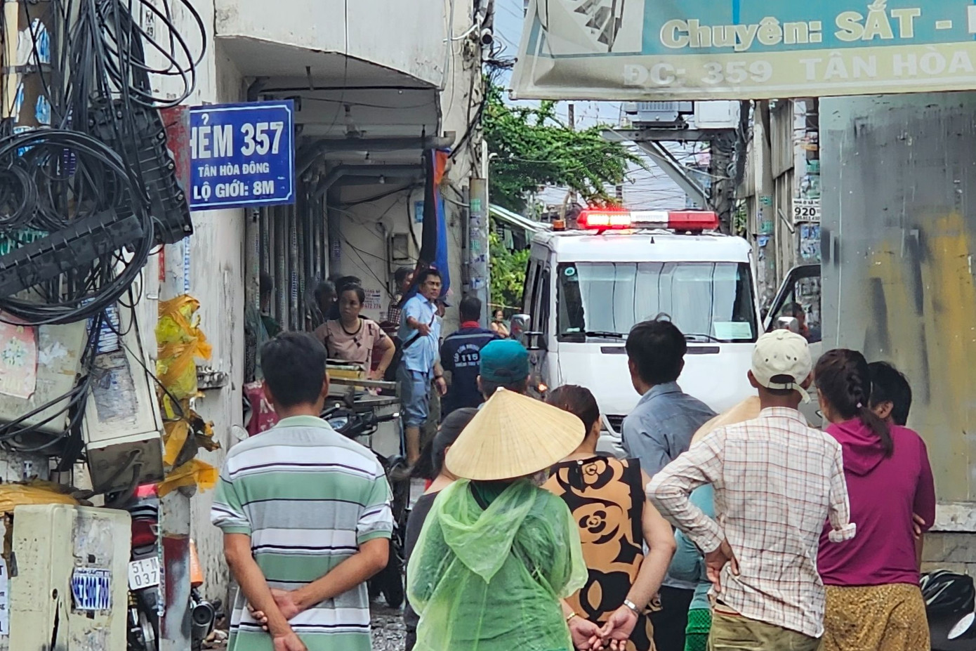 Người dân hiếu kì tập trung theo dõi vụ việc. Người dân hiếu kì tập trung theo dõi vụ việc.