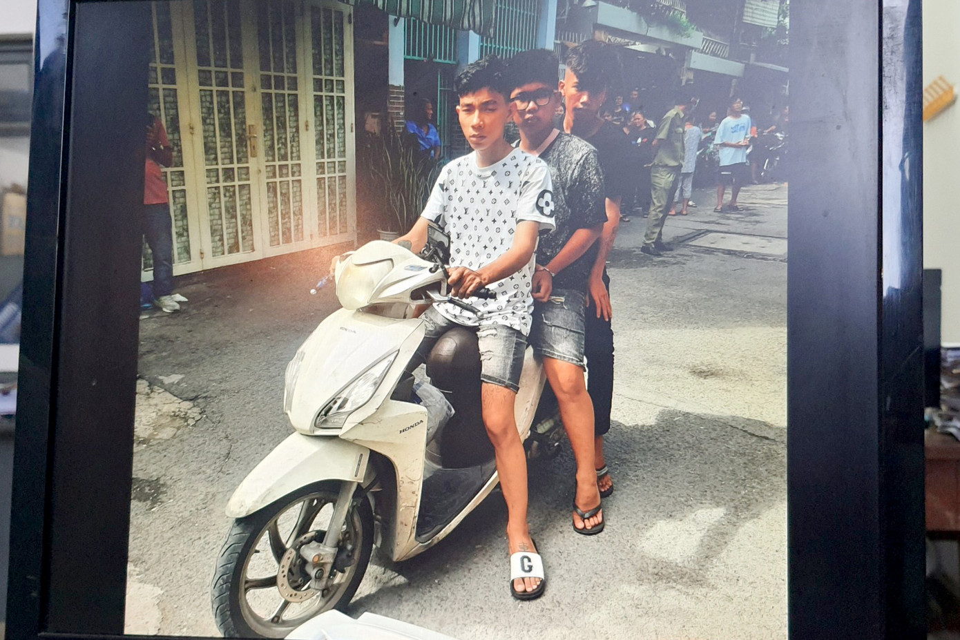 Các nghi phạm diễn lại hành động cướp xe máy của tài xế Đ để tẩu thoát. Các nghi phạm diễn lại hành động cướp xe máy của tài xế Đ để tẩu thoát.