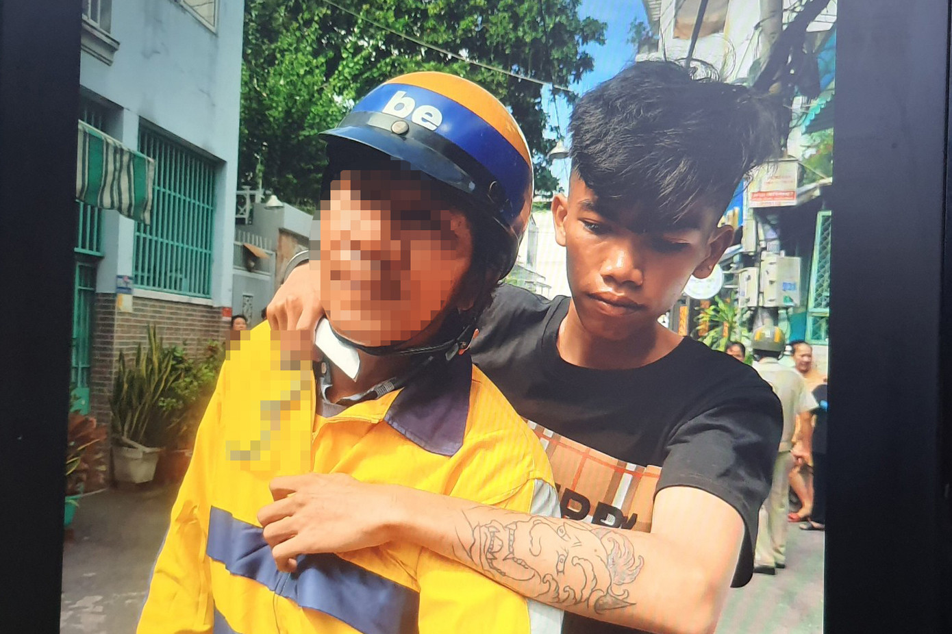 Nghi phạm Trần Đức Huy diễn tả lại lúc kề dao vào cổ tài xế Đ để uy hiếp. Nghi phạm Trần Đức Huy diễn tả lại lúc kề dao vào cổ tài xế Đ để uy hiếp.