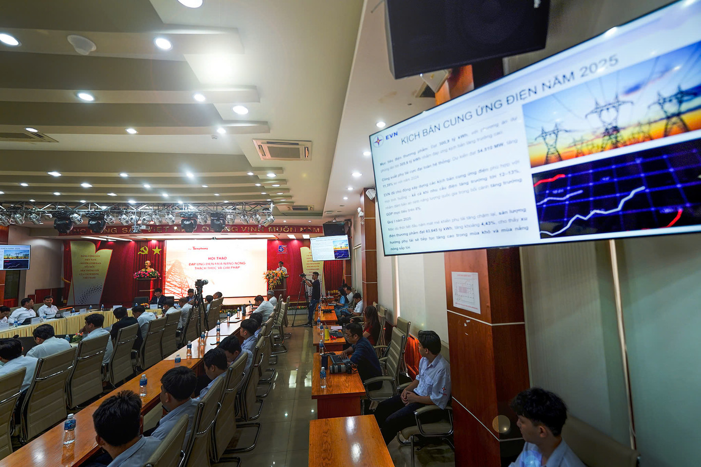 Nhiều kịch bản cung ứng điện được đưa ra tại hội thảo. Nhiều kịch bản cung ứng điện được đưa ra tại hội thảo.