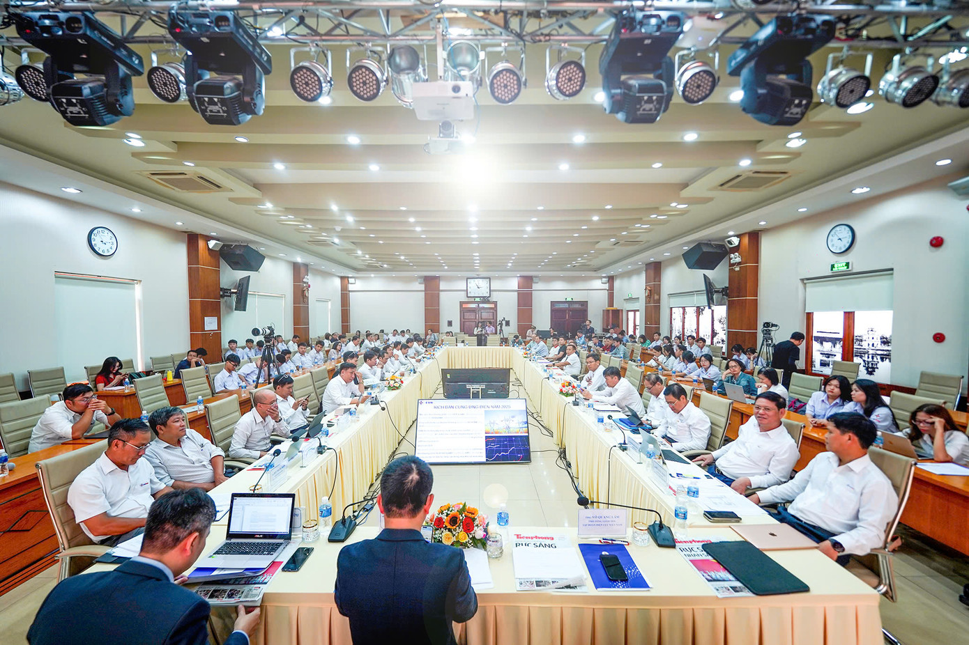 Những thảo luận sôi nổi diễn ra không ngừng. Những thảo luận sôi nổi diễn ra không ngừng.