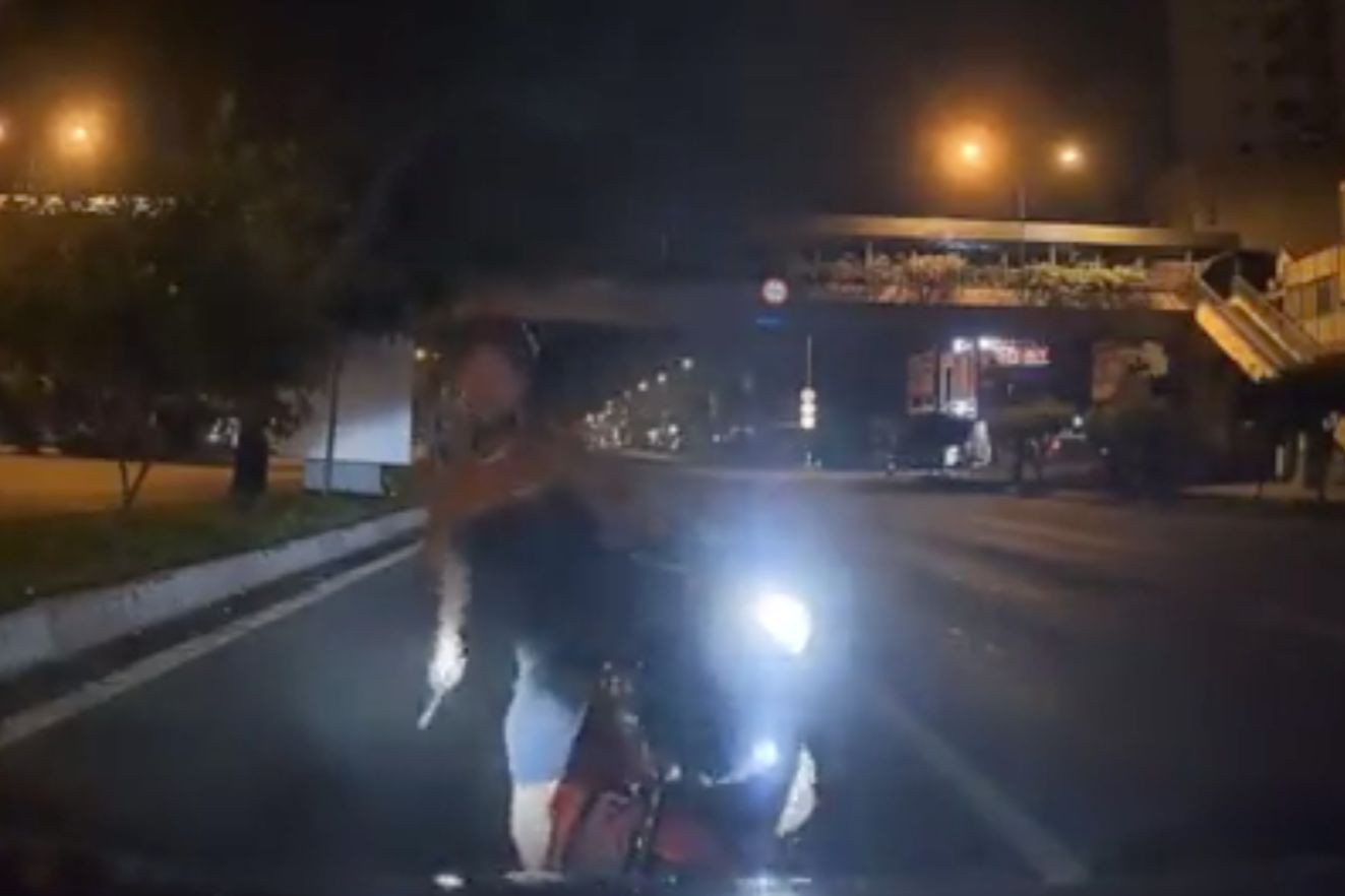 Nam thanh niên cầm dao đe dọa tài xế công nghệ. Ảnh cắt từ clip.