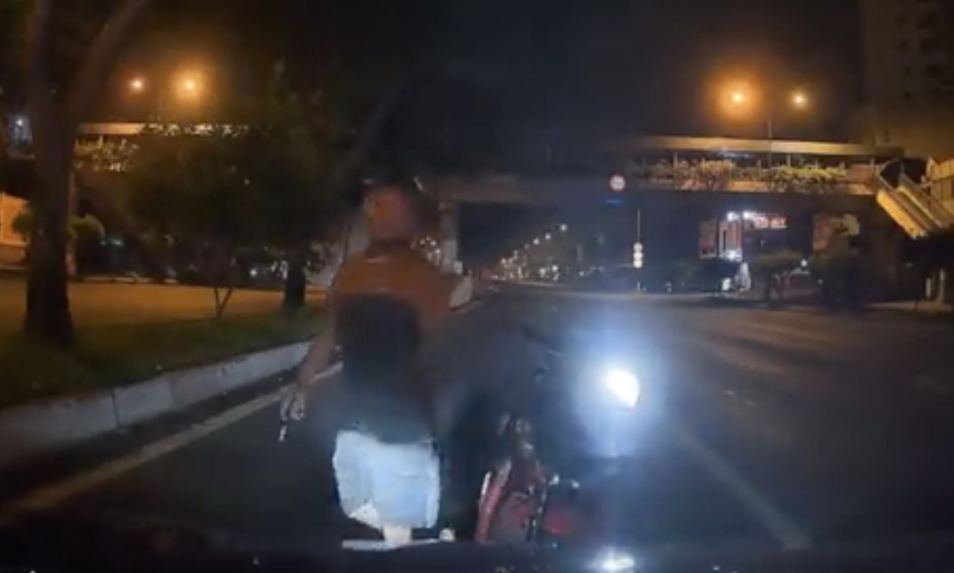 Sang cầm dao tiến lại ô tô đe dọa tài xế. Ảnh cắt từ clip.