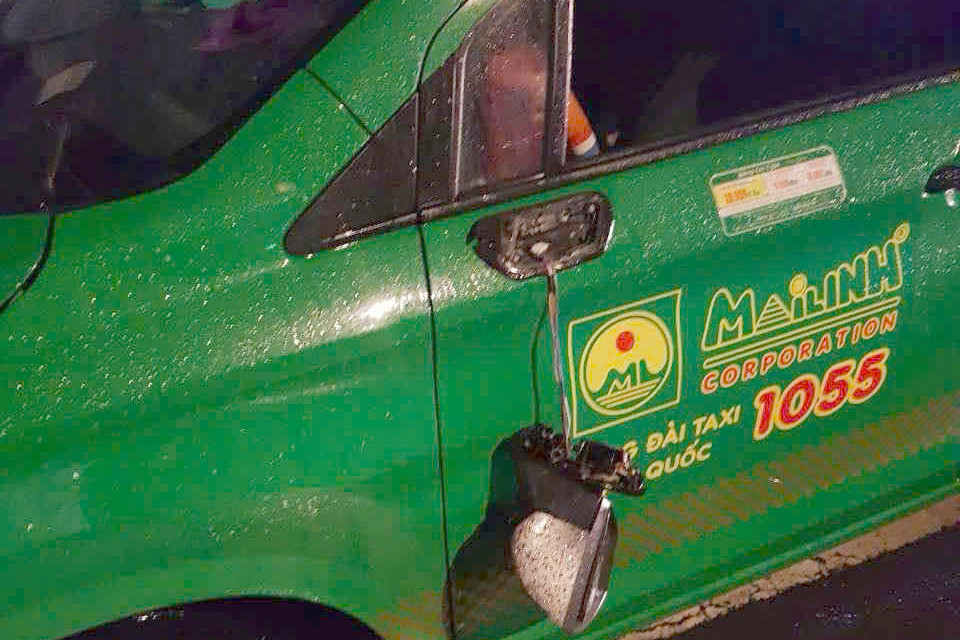 Kính chiếu hậu bị đập gãy. Ảnh: H.T.