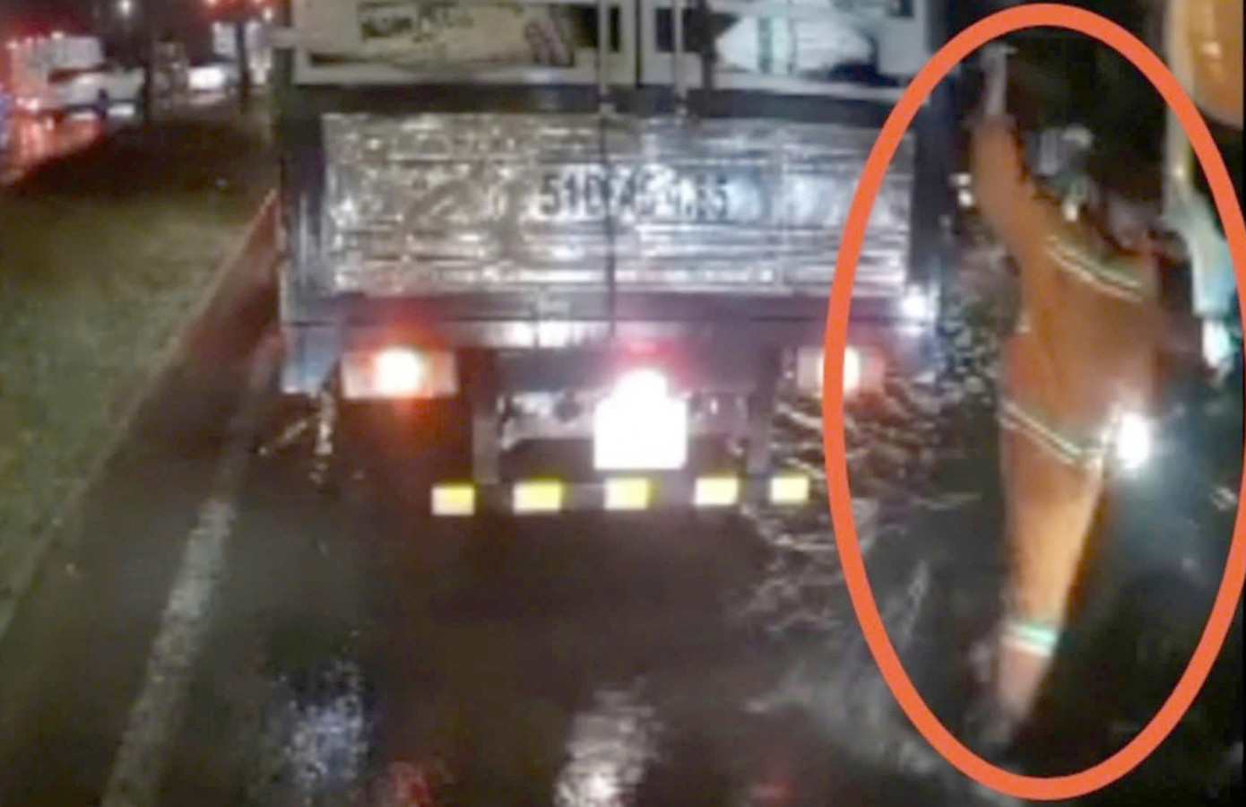 Camera ghi lại cảnh ông Tr. đập gãy kính chiếu hậu của xe taxi. Ảnh: PC08.