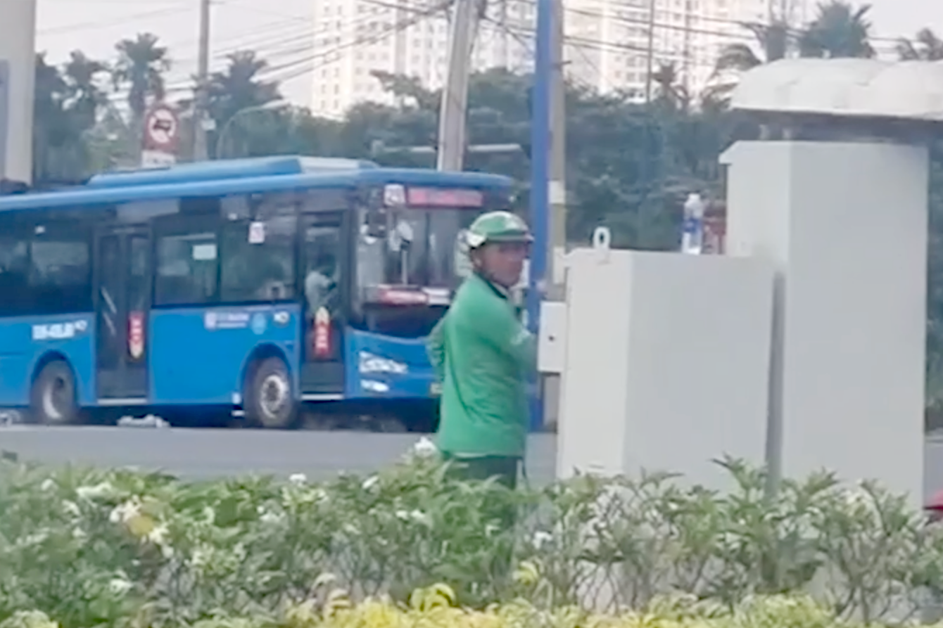 Người đàn ông tự ý điều khiển đèn tín hiệu giao thông gây xôn xao mạng xã hội. Ảnh cắt từ clip. Người đàn ông tự ý điều khiển đèn tín hiệu giao thông gây xôn xao mạng xã hội. Ảnh cắt từ clip.