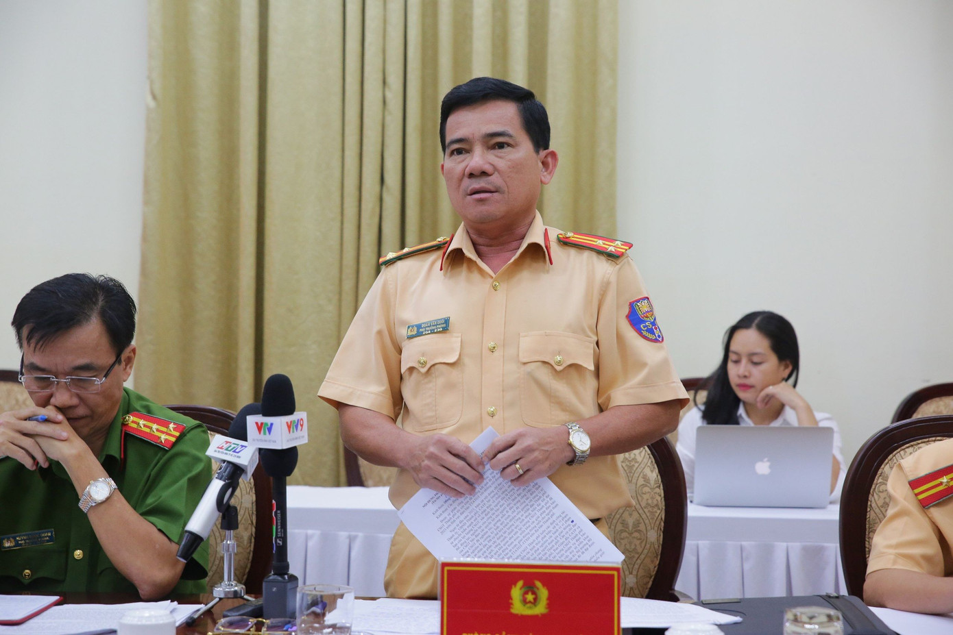 Thượng tá Đoàn Văn Quới trả lời các câu hỏi liên quan nồng độ cồn của Báo Tiền Phong. Ảnh: M.A.