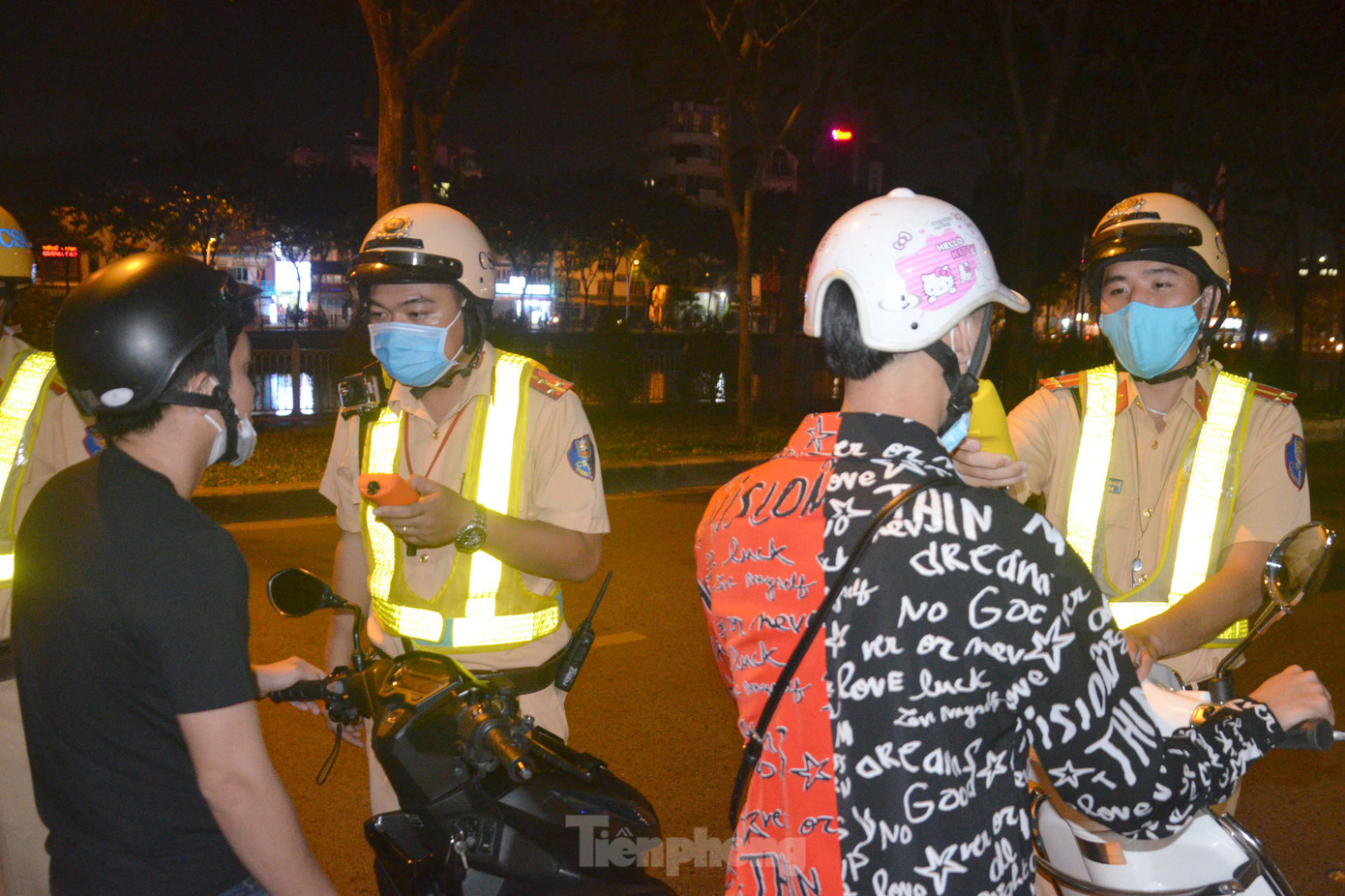 Lực lượng CSGT sẽ tăng cường kiểm tra nồng độ cồn trên các tuyến đường có nhiều nhà hàng, quán ăn để người dân nâng cao ý thức không lái xe khi sử dụng rượu, bia. Ảnh: Hoàng Thuận.