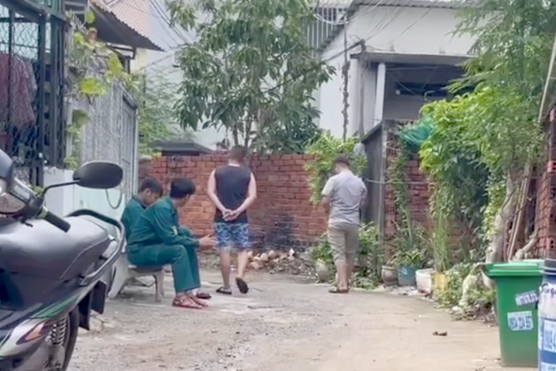 Con hẻm dẫn vào hiện trường được phong tỏa. Ảnh: C.A. Con hẻm dẫn vào hiện trường được phong tỏa. Ảnh: C.A.