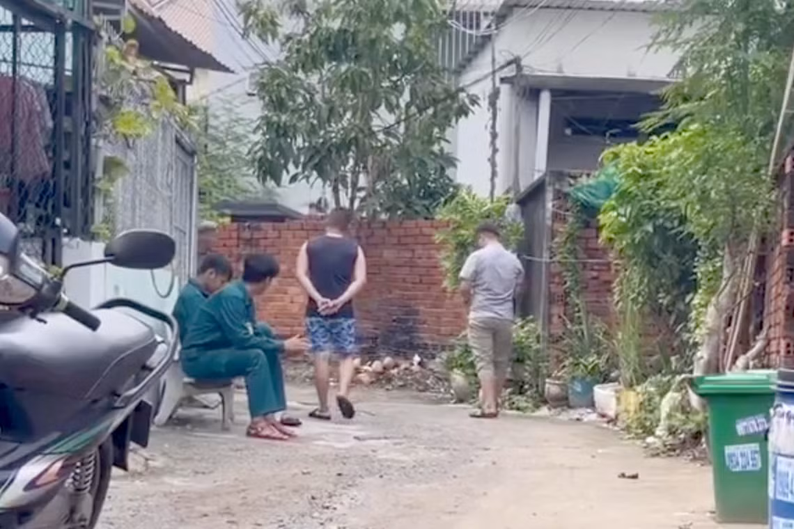 Con hẻm dẫn vào hiện trường được phong tỏa. Ảnh: C.A.