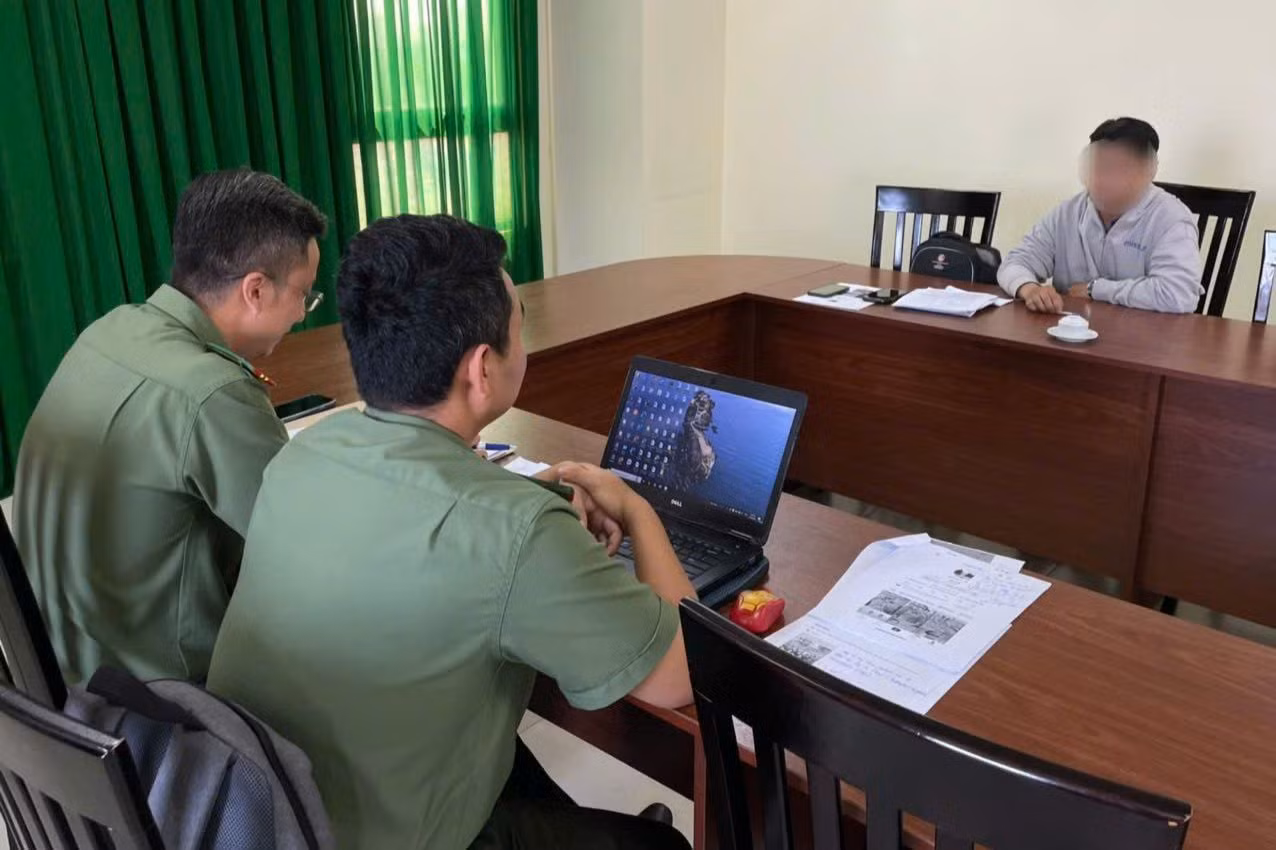 Cơ quan công an làm việc với nam sinh viên. Ảnh: Công an cung cấp.