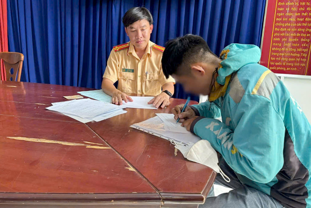 Ông T. tại buổi làm việc. Ảnh: PC08.