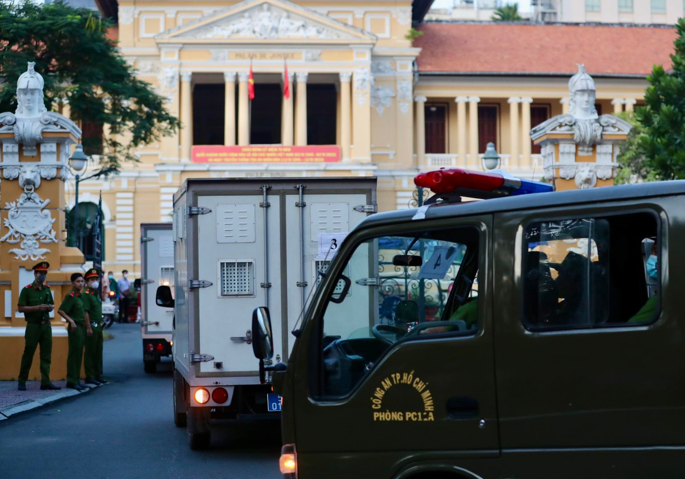 Xe thùng chở các bị cáo đến phiên tòa. Ảnh: Duy Anh.
