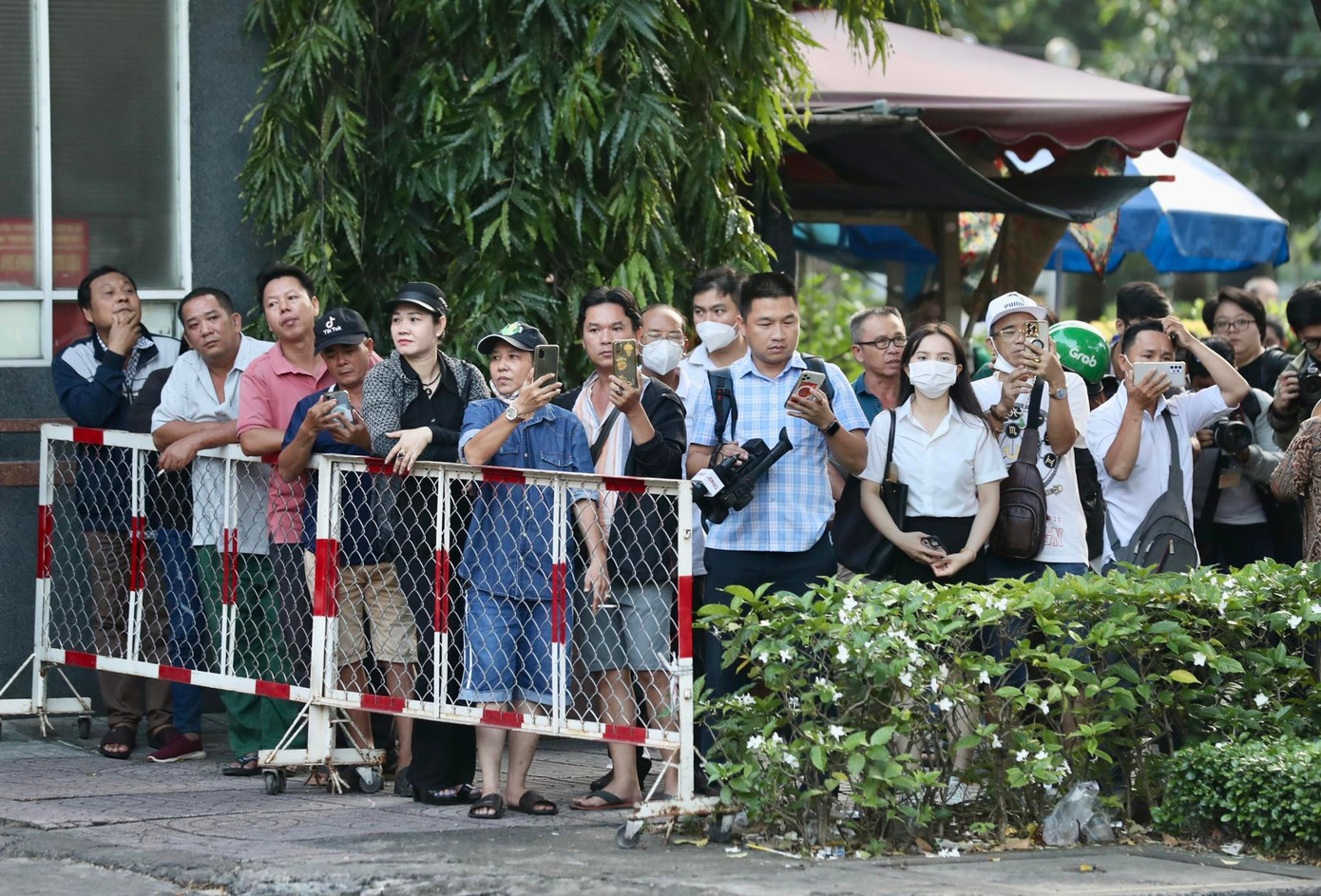 Người dân tập trung trước cổng tòa án để theo dõi. Ảnh: Duy Anh.