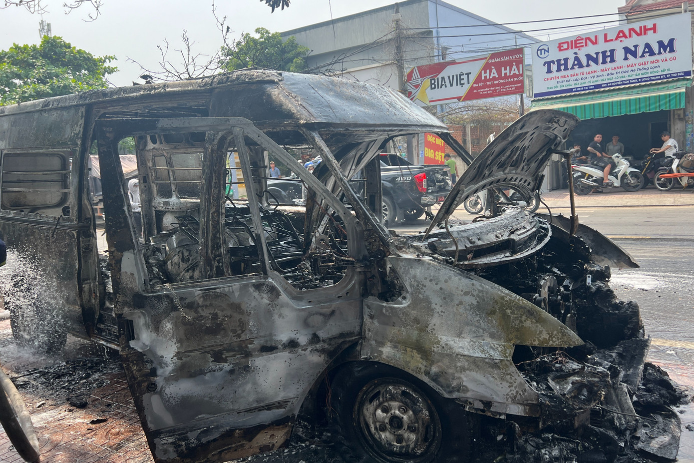 Ô tô bị cháy trơ khung. Ảnh: H.T. Ô tô bị cháy trơ khung. Ảnh: H.T.