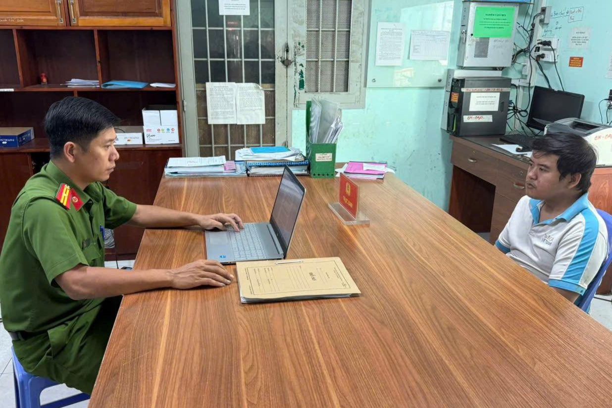 Công an làm việc với Phạm Hoàng Long. Ảnh: Công an TPHCM. Công an làm việc với Phạm Hoàng Long. Ảnh: Công an TPHCM.