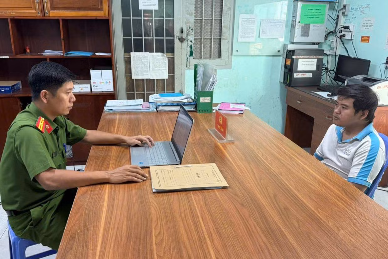 Công an làm việc với Phạm Hoàng Long. Ảnh: Công an TPHCM. Công an làm việc với Phạm Hoàng Long. Ảnh: Công an TPHCM.