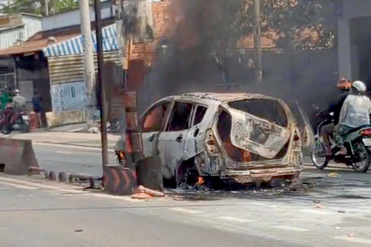 Ô tô bị cháy trơ khung. Ảnh: C.A.