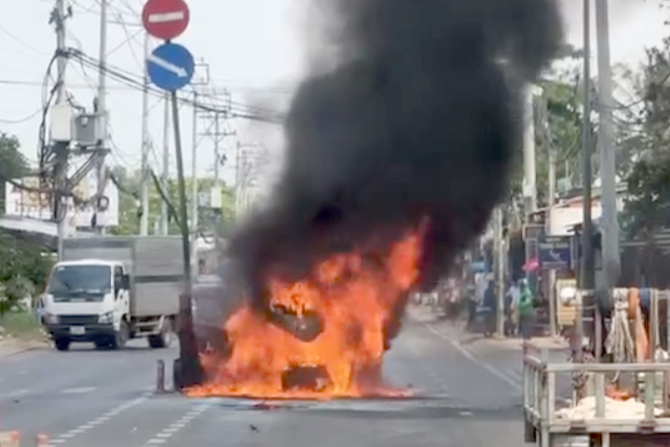Lửa bao trùm toàn bộ ô tô. Ảnh: C.A.