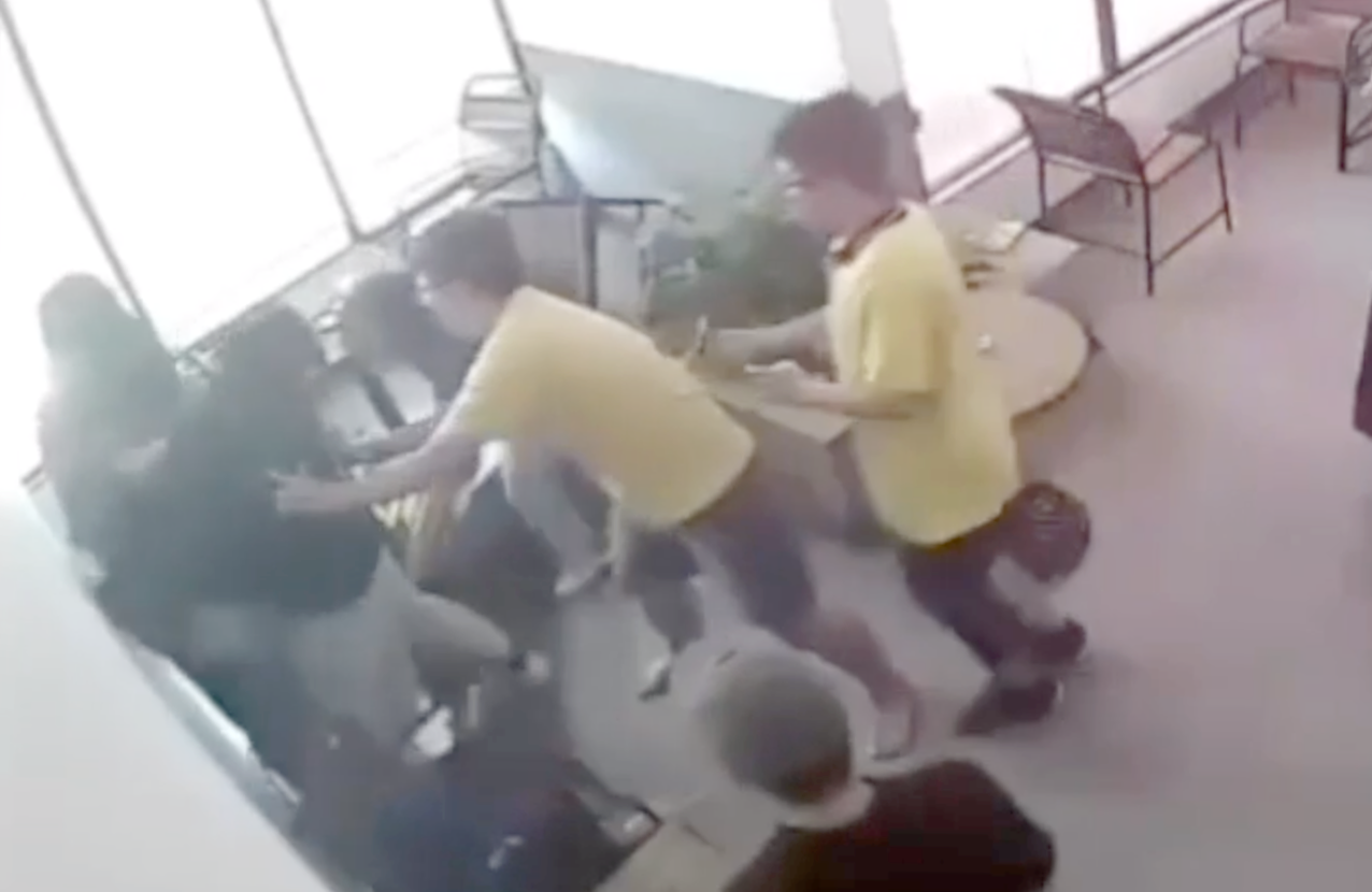 Hình ảnh chị N. bị đánh trong quán cà phê. Ảnh cắt từ clip. Hình ảnh chị N. bị đánh trong quán cà phê. Ảnh cắt từ clip.