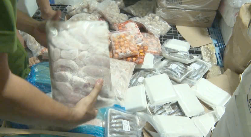 Hơn 7,5 tấn kê gà không có giấy chứng nhận kiểm dịch động vật được phát hiện tại kho lạnh công ty ở huyện Bình Chánh. Ảnh: Công an cung cấp.
